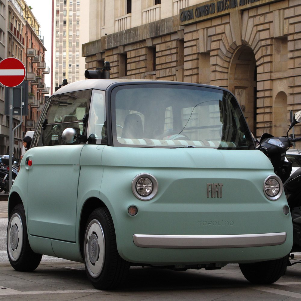 Ein mintgrüner Fiat Topolino, an der Strasse parkiert